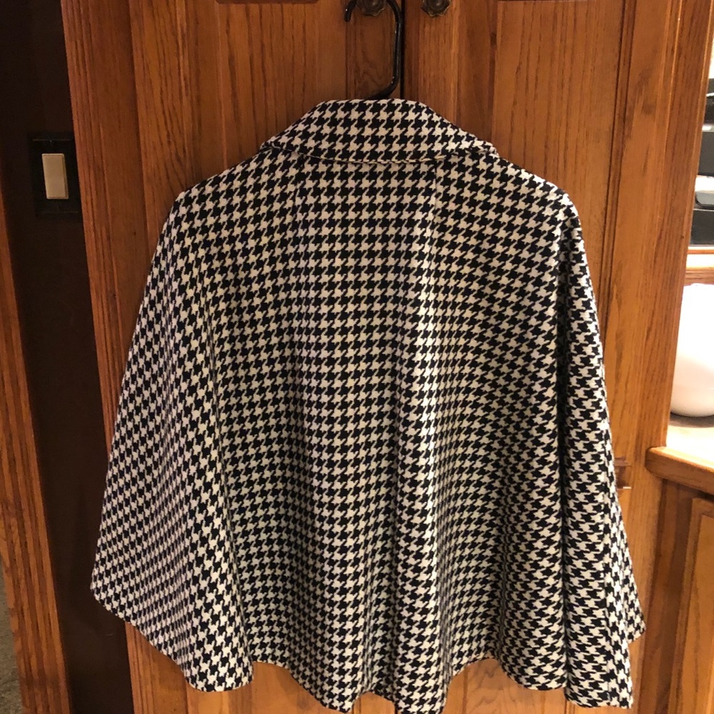 Cape - Picture 3 of 3
